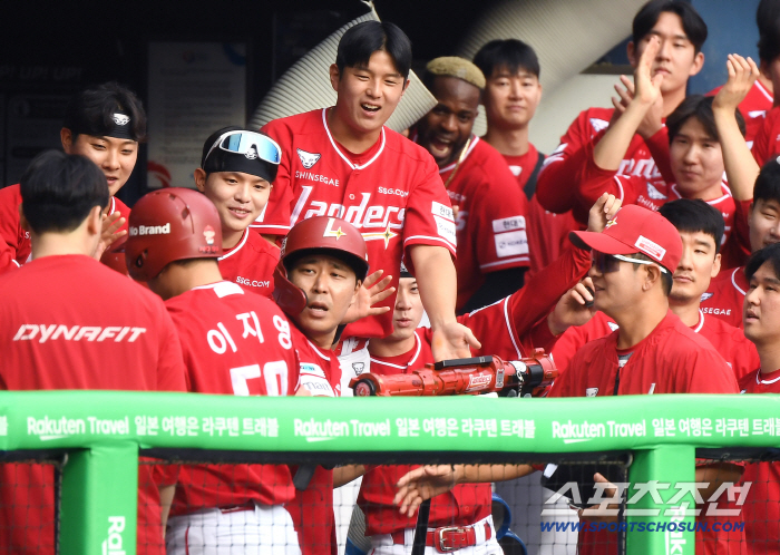  Two Run Four Han Yu-Sum welcomes colleagues fiercely