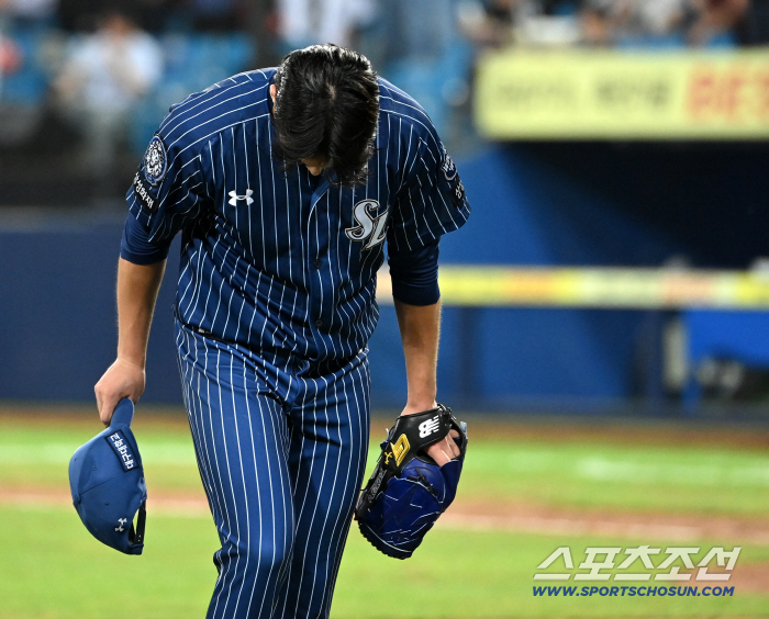 Won Tae-in, who finished pitching, thanked the fans for their support