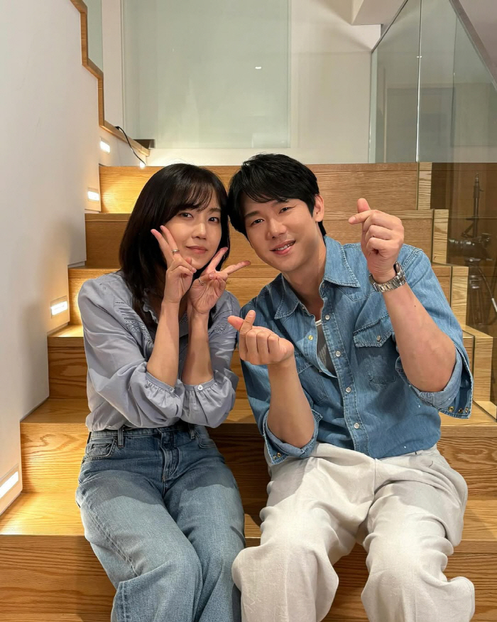  Yoo Yeon-seok, ♥ A confident two-shot with his lover..We're going to continue our relationship