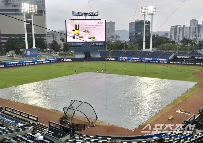 Will Koo Chang-mo's return match be canceled like this…A large waterproof cloth has been installed in Changwon