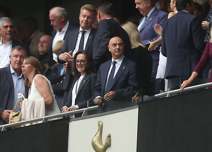 10 p.m. Wire fired Foyet, forgetting the past and real fans know what chairman Levi did a singing of praises