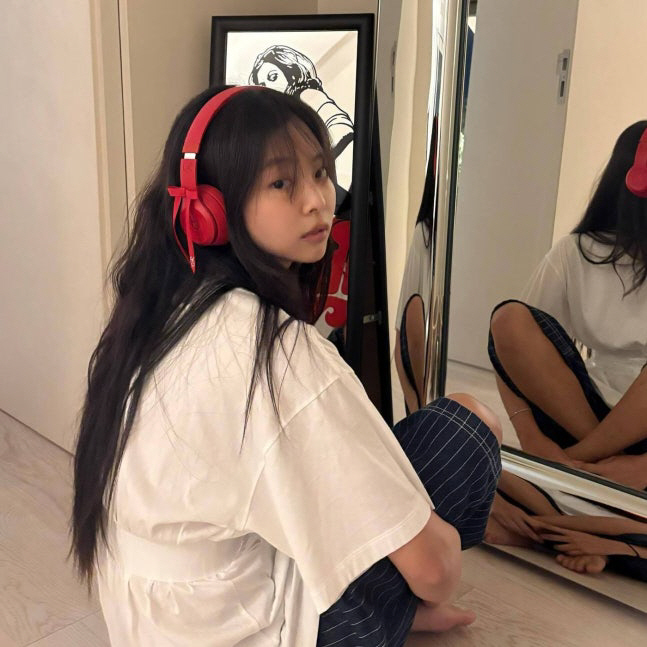 BLACKPINK JENNIE, there's no humiliation in red headset super close-up selfies...She's so cute