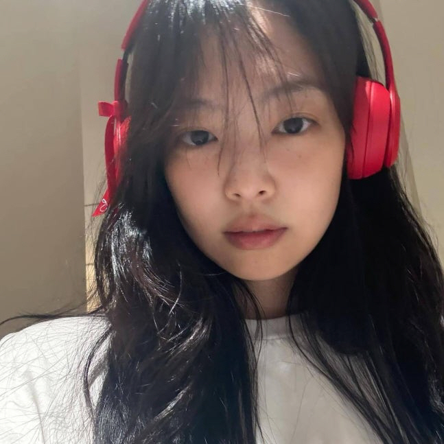 BLACKPINK JENNIE, there's no humiliation in red headset super close-up selfies...She's so cute