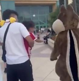 A child-destroying Disney squirrel that only hugged a white child? Hafeeña Outraged by Disneyland Racism → Accused