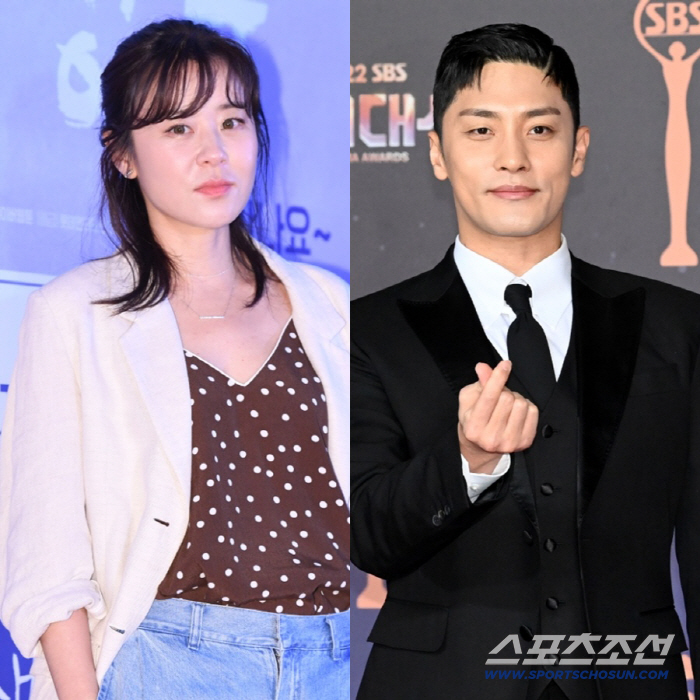 Choi Kang-hee is six years younger than Sung-hoon...The pink color suddenly looks cool from here. (Thank God)