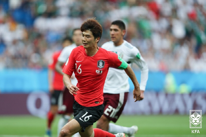 Director Hong Myung-bo, do you remember me? Mexico's hat-trick non-striker 11 years ago and the all-time advantage is illuminated