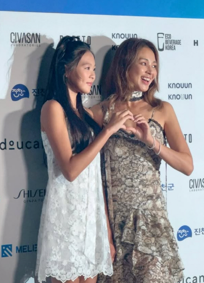 Forty-nine-year-old Yano Shiho accompanied his daughter Sarang on the runway..'I have a lot of young models. Please choose me. Thank you'