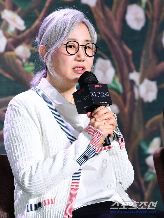 Kim Eun-sook, a writer from Gangneung, donates 20 million won in bottled water to drought damage. I hope it rains as soon as possible. 