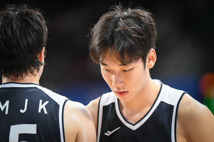 Lee Dae-sung last year and Lee Won-seok this season. Samsung's big bad news in Seoul. 6 weeks before the right wrist microfracture.