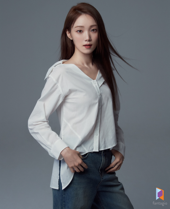 Lee Sung-kyung turned into an innocent goddess...A new look at a different transformation in 10 years