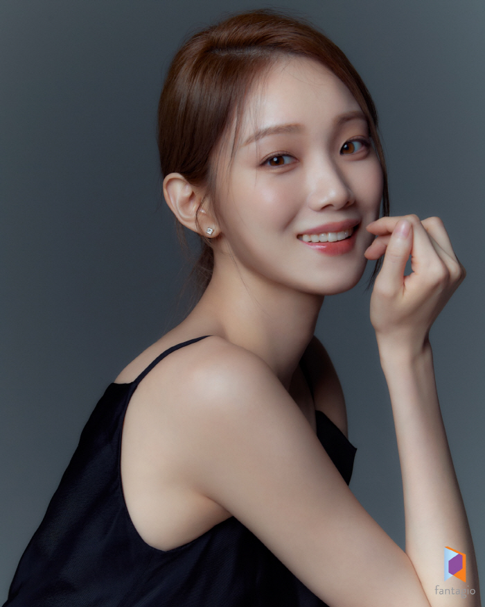 Lee Sung-kyung turned into an innocent goddess...A new look at a different transformation in 10 years