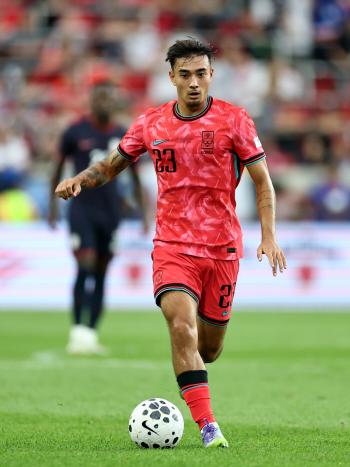 The media also paid attention to the overwhelming positive evaluation of Kastroff, a mixed-race national university, and his dream of participating in the World Cup