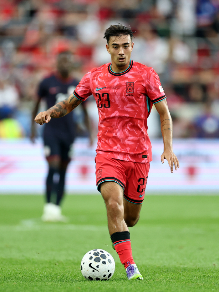 The media also paid attention to the overwhelming positive evaluation of Kastroff, a mixed-race national university, and his dream of participating in the World Cup