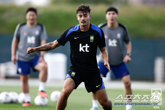 The media also paid attention to the overwhelming positive evaluation of Kastroff, a mixed-race national university, and his dream of participating in the World Cup