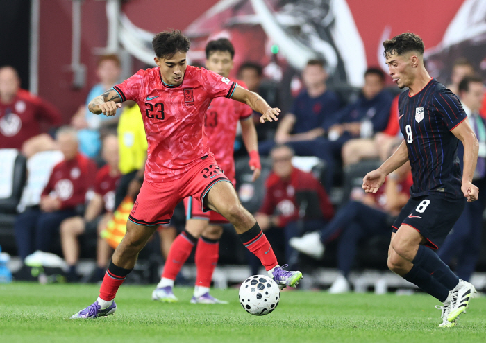 The media also paid attention to the overwhelming positive evaluation of Kastroff, a mixed-race national university, and his dream of participating in the World Cup