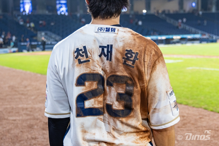 Originally, he threw the first-place ball to make KIA cry...Why on earth do they run so desperately