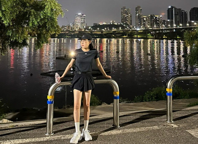 Song Ga-in starts running on the Han River along with MZ..Everything that's in fashion is done in general