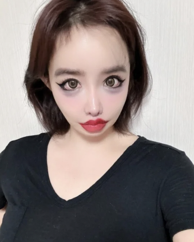 Suspension of activities Park Bom, what's wrong with your eyes...Plastic surgery? Health problems?