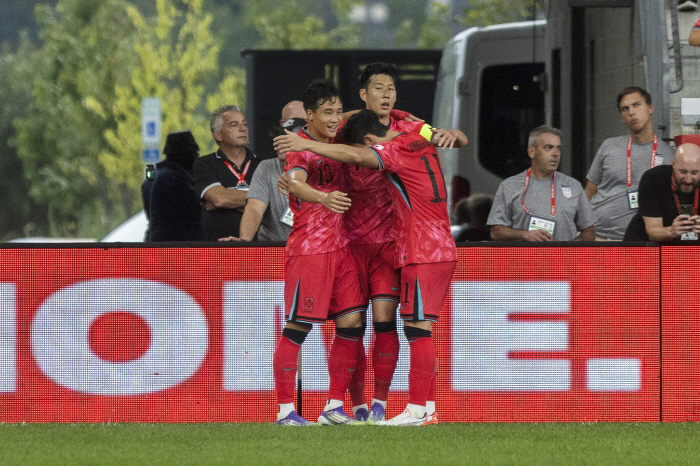 The U.K. is also focused! Son Heung-min Pochettino's enthusiastic hug → There is no such argument…Romero can sufficiently replace SON's influence