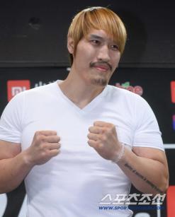 216cm Choi Hong-man is flirting with a 168cm tall 女 thanks to Tak Jae-hoon, a pink confession