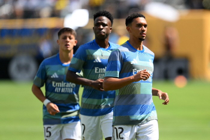 A big twist! I left while being criticized for being the greatest traitor of all time...I'm not going to Manchester City! Alexander Arnold Invokes Liverpool Loyalty