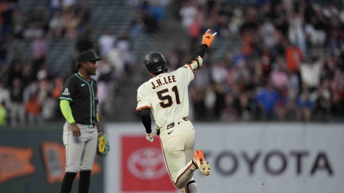  Lee Jung-hoo's 8th home run of the season! Superior two-run shot in the first at-bat, Oracle Park brick fence dropped
