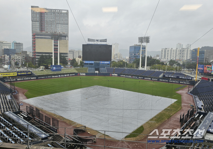 Changwon Drenched in Heavy Rain, Warning Track Deeply Defeated in Waterhole...Will the NC showdown, which dreams of turning the SSG around, be postponed? 
