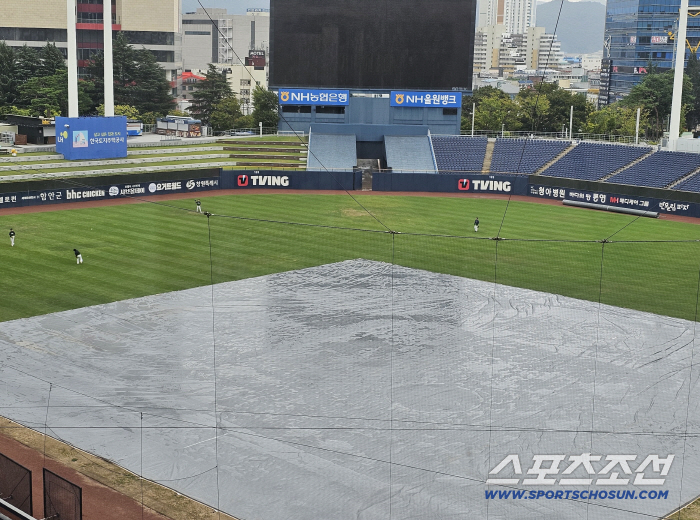 Changwon Drenched in Heavy Rain, Warning Track Deeply Defeated in Waterhole...Will the NC showdown, which dreams of turning the SSG around, be postponed? 