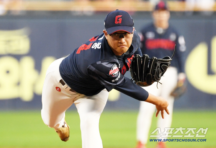 Go over the wall of Hanwha Weiss, the hope of autumn baseball on the shoulders of Park Se-woong, the ace of glasses, Lotte 