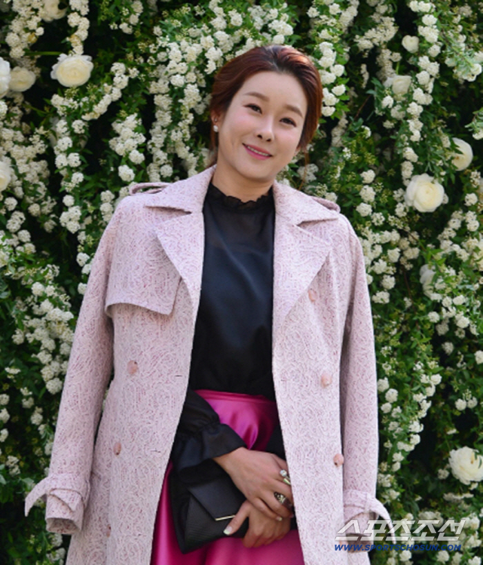 Hyun-young confesses her obsession to the level of pseudo-insurance, and secretly checks her phone when she was washing her husband.'