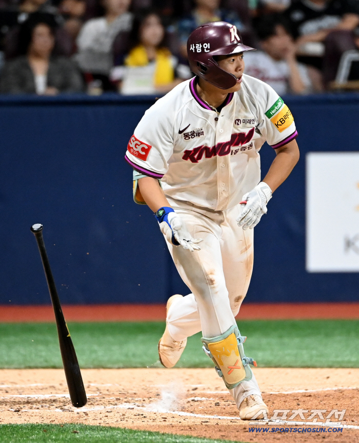 If the ball didn't come, Tolhurst had two hits and two runs, and a wedge three-run triple. A bold first shot by a 19-year-old rookie shortstop. I'm enjoying it as if I'm at a playground