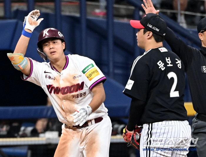If the ball didn't come, Tolhurst had two hits and two runs, and a wedge three-run triple. A bold first shot by a 19-year-old rookie shortstop. I'm enjoying it as if I'm at a playground