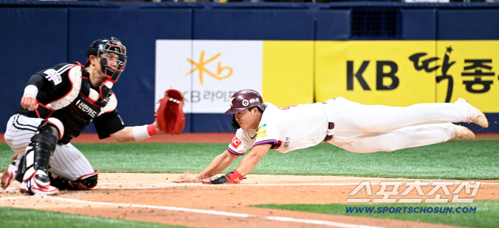 If the ball didn't come, Tolhurst had two hits and two runs, and a wedge three-run triple. A bold first shot by a 19-year-old rookie shortstop. I'm enjoying it as if I'm at a playground