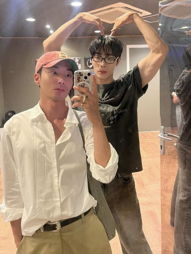 'It's not that I'm small, it's that he's big.' Roy Kim and Chu Youngwoo's friendship selfie eyes