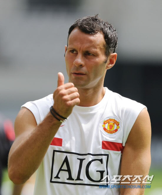  The worst affair man of all time, Manchester United  EPL's best legend, and it seems that he was excluded because of the scandal excluding another Hall of Fame candidate