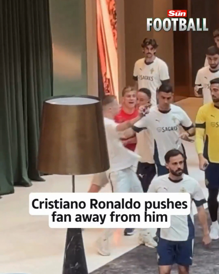On the day of the 60,000 no-show in Korea, Kang Doo Ronaldo is still the same. He's pushing hard with his fan arm