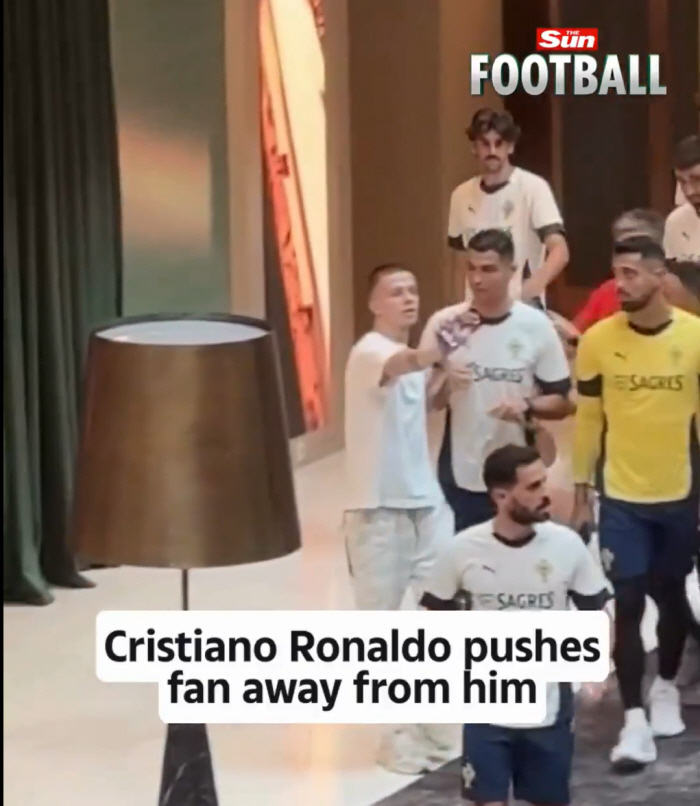 On the day of the 60,000 no-show in Korea, Kang Doo Ronaldo is still the same. He's pushing hard with his fan arm