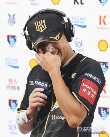  Ahn Chi-young shed tears during the interview, his first home run since his debut
