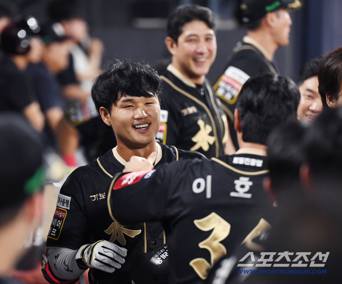  Ahn Chi-young, who hit his first home run since his debut, is smiling despite his indifference ceremony