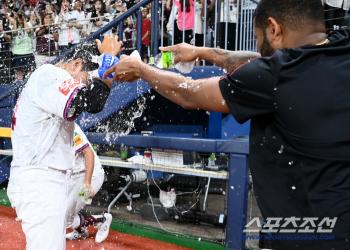  Alcantara washes water to Park Jung-hoon, his first save since his debut