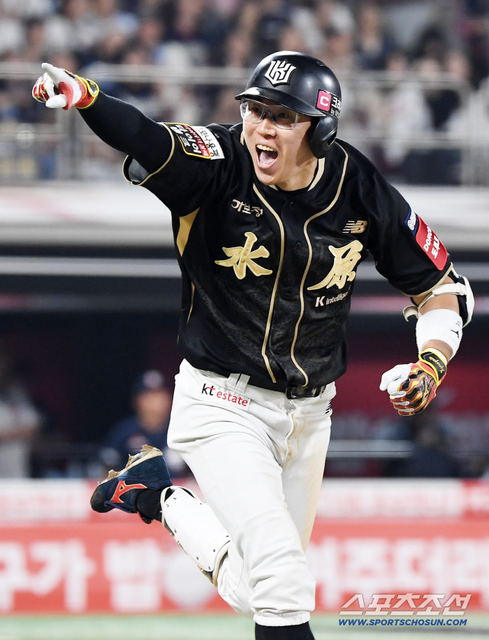  Heo Kyung-min, who is cheering, has a three-run shot against his old team