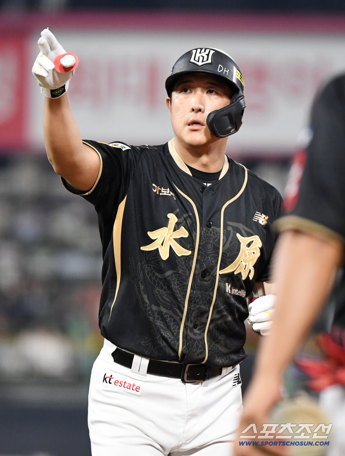  Hwang Jae-gyun makes a timely hit