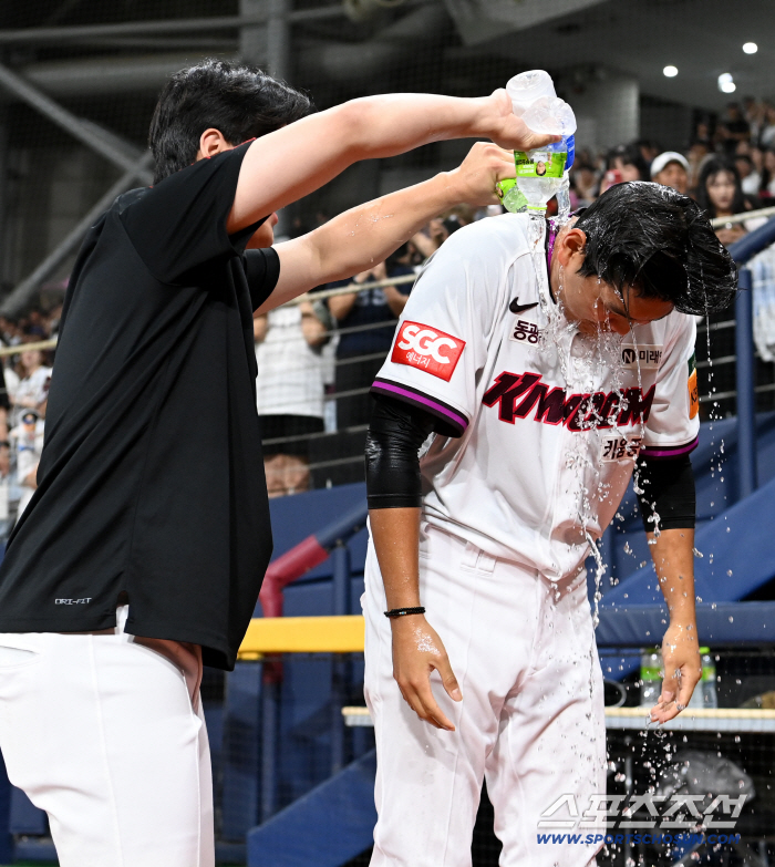  Jung Hyun-woo pouring water on Park Jung-hoon, my friend, congratulations on your first save