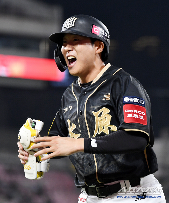  Lee Ho-yeon makes a timely two-run hit in a bases-loaded chance
