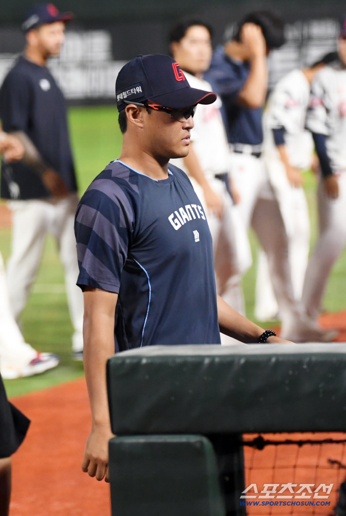  Lotte Park Sewoong's hardened face