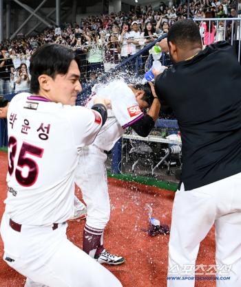  Park Jung-hoon, his first save since his debut, celebrates with a cool water shower!