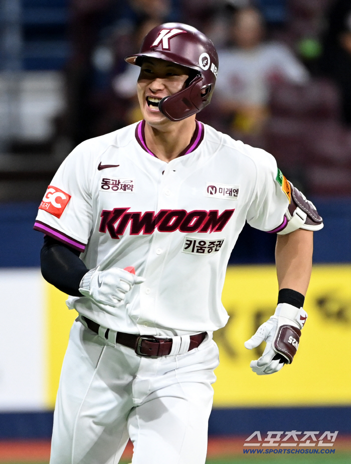 Smiling Joo Sung-won relieves his disappointment of foul homers with a hit