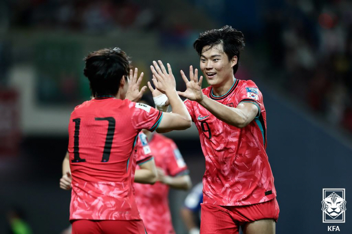 There was no ridiculous argument  proposal to try to recruit a national team duo to challenge the national team→ Image collapse