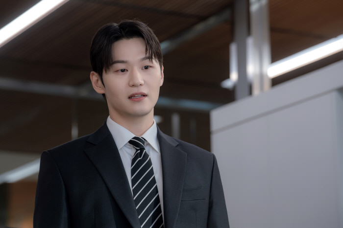 Lee Hak-ju Expands Acting Spectrum in ‘Beyond The Bar'