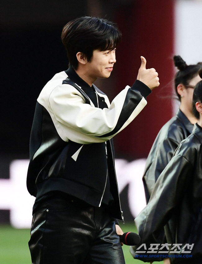 Lim Youngwoong's performance was filled with the heat of the island village